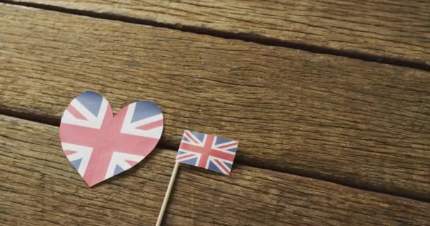 Video Vlajek Velké Británie Tvaru Srdce Obdélníku Dřevěném Pozadí Národnost — Stock video