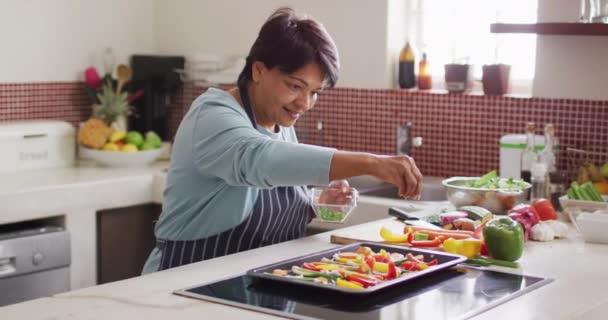 Sección Media Mujer Mayor Asiática Preparando Ensalada Verduras Cocina Casa — Vídeos de Stock