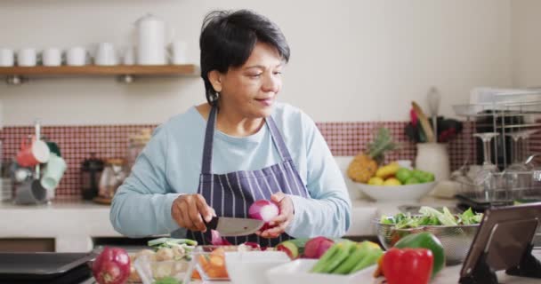 Mujer Mayor Asiática Usando Tableta Digital Mientras Quita Piel Cebolla — Vídeos de Stock