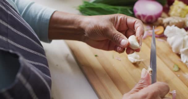 Midden Een Aziatische Seniorenvrouw Die Knoflookhuid Keuken Thuis Verwijdert Pensionering — Stockvideo