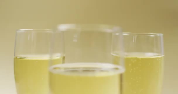 Video Champagne Glasses Yellow Background Alcohol Beverage Drinks Party Celebration — Stock Video
