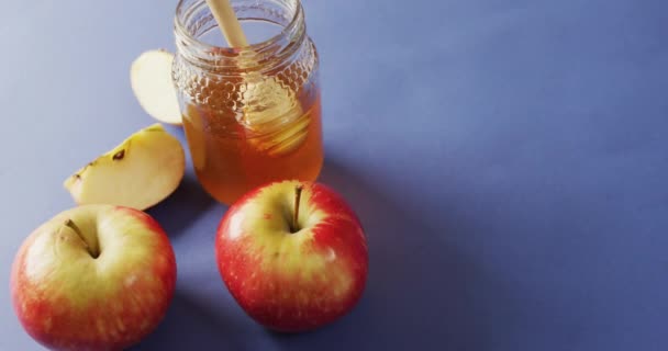 Video Honung Burk Äpplen Och Äppelskivor Liggande Blå Yta Mat — Stockvideo