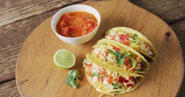 Video Čerstvě Připravených Tacos Misky Omáčkou Ležící Palubě Dřevěném Povrchu — Stock video