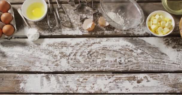 小麦粉と木製の表面に横たわっているベーキング成分やツールのビデオ ベーキング 味と風味の概念 — ストック動画