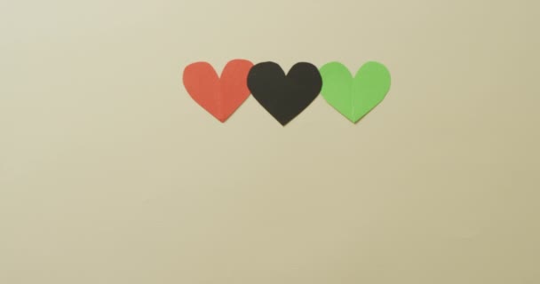 Vídeo Corações Papel Vermelho Preto Verde Fundo Bege Amor Emoções — Vídeo de Stock