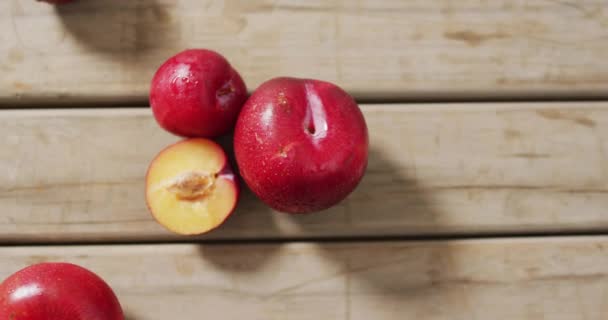 Vídeo Ciruelas Frescas Tumbadas Sobre Una Superficie Madera Alimentos Frutas — Vídeos de Stock