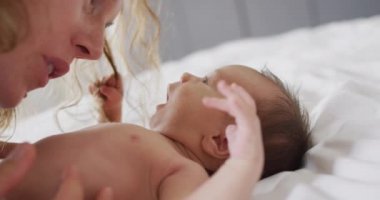 Yeni doğmuş bebeği öpen beyaz bir annenin videosu. annelik, ebeveyn sevgisi ve yeni doğan bebek konseptiyle ilgilenmek dijital olarak üretilmiş video.
