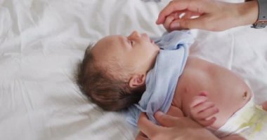 Kafkasyalı annenin yeni doğan bebeğe baktığı video. annelik, ebeveyn sevgisi ve yeni doğan bebek konseptiyle ilgilenmek dijital olarak üretilmiş video.