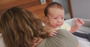 Kafkasyalı mutlu bir annenin yeni doğan bebeğe sarılmasının videosu. annelik, ebeveyn sevgisi ve yeni doğan bebek konseptiyle ilgilenmek dijital olarak üretilmiş video.