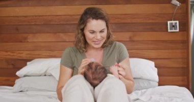 Kafkasyalı mutlu bir annenin yeni doğan bebeği şişeyle beslediği video. annelik, ebeveyn sevgisi ve yeni doğan bebek konseptiyle ilgilenmek dijital olarak üretilmiş video.