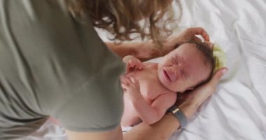 Kafkasyalı annenin yeni doğan bebeğe baktığı video. annelik, ebeveyn sevgisi ve yeni doğan bebek konseptiyle ilgilenmek dijital olarak üretilmiş video.