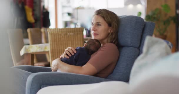 Kafkasyalı Bir Annenin Yeni Doğmuş Bir Bebekle Koltukta Oturduğu Bir — Stok video