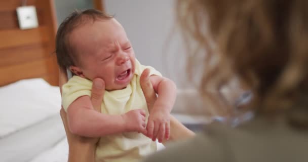 Відео Новонародженої Дитини Тримається Мамою Плаче Материнство Батьківське Кохання Догляд — стокове відео