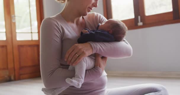 Video Bělošské Matky Novorozence Podložce Jógy Mateřství Rodičovská Láska Zpět — Stock video