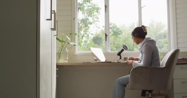 出生女性のビデオは自宅でラップトップ上のオンラインインタビューに参加します ホームオフィス 技術コンセプトで自宅から働く — ストック動画
