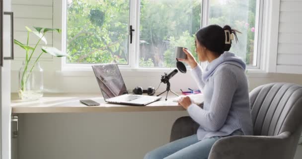 Wideo Birasowej Kobiety Biorącej Udział Wywiadzie Online Laptopie Domu Biuro — Wideo stockowe
