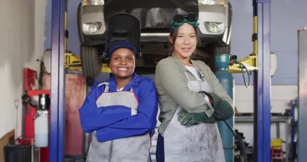 Nagranie Dwóch Różnych Kobiet Mechaniki Samochodowej Pozowanie Przed Kamerą Praca — Wideo stockowe
