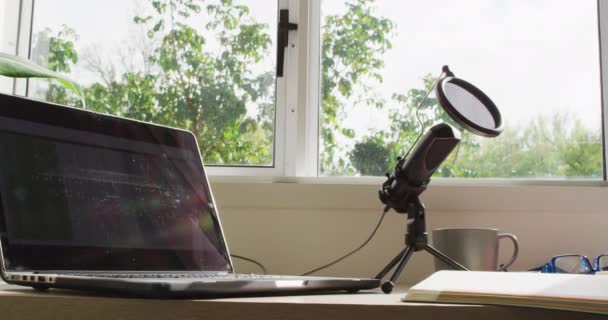 Vídeo Laptop Microfone Fones Ouvido Bloco Notas Deitado Mesa Home — Vídeo de Stock