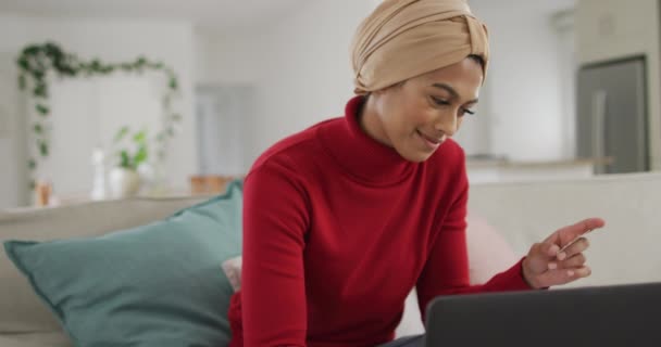 Video Felice Donna Birazziale Hijab Seduto Sul Divano Utilizzando Computer — Video Stock