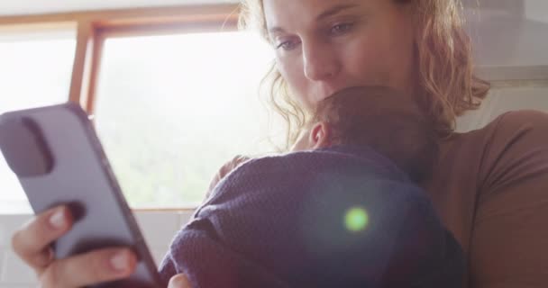 Kafkasyalı Anne Yeni Doğmuş Bebeği Bebek Arabasında Mutfaktaki Akıllı Telefonu — Stok video