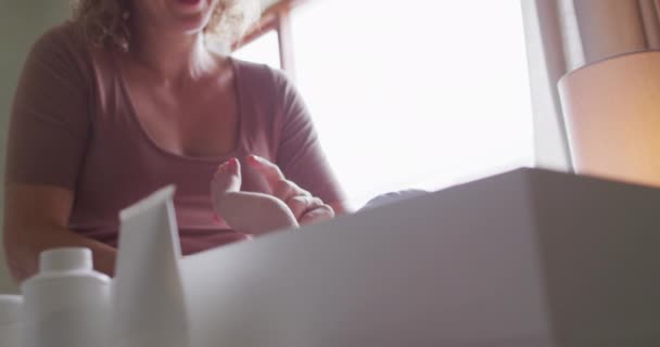 Видео Кавказская Мать Меняет Новорожденного Материнство Родительская Любовь Забота Концепции — стоковое видео