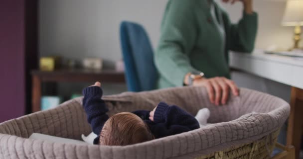 Beyaz Bir Annenin Yeni Doğmuş Bir Bebekle Dizüstü Bilgisayarla Çalıştığı — Stok video