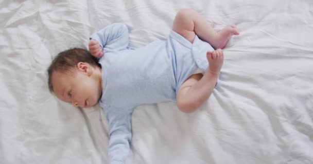 Βίντεο Καυκάσιο Νεογέννητο Μωρό Ξαπλωμένο Στο Κρεβάτι Μητρότητα Γονική Αγάπη — Αρχείο Βίντεο