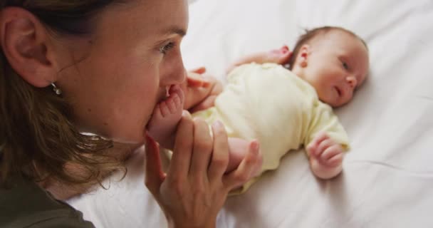 Відео Щасливої Білої Матері Цілує Ноги Новонародженої Дитини Материнство Батьківське — стокове відео
