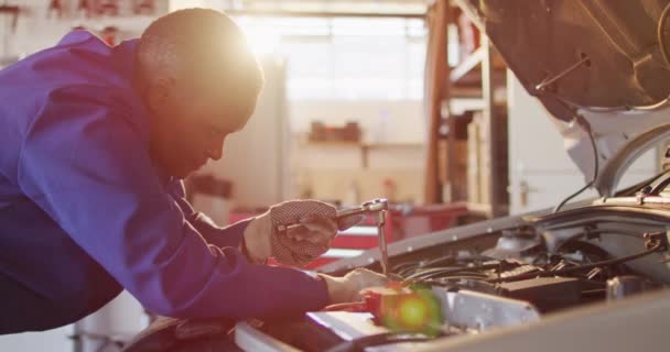 アフリカ系アメリカ人女性の自動車整備士の修理車のビデオ 車修理工場で働き女性らしい小さなビジネスコンセプトを運営しています — ストック動画