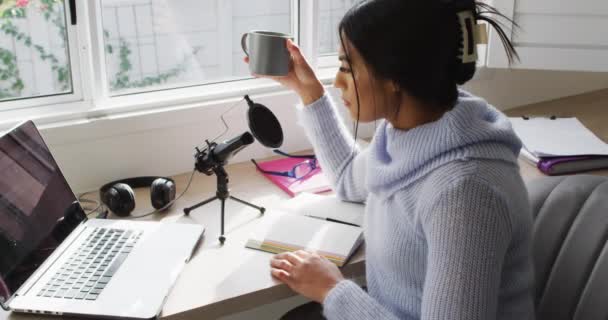 出生女性のビデオは自宅でラップトップ上のオンラインインタビューに参加します ホームオフィス 技術コンセプトで自宅から働く — ストック動画
