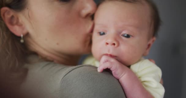 Video Einer Kaukasischen Mutter Die Ihr Neugeborenes Küsst Und Umarmt — Stockvideo