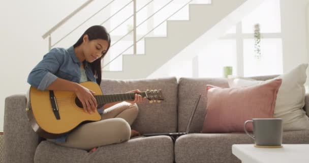 Видео Счастливой Женщины Сидящей Диване Играющей Гитаре Стиль Жизни Музыка — стоковое видео