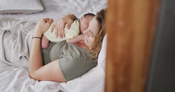 Відео Щасливої Білої Матері Яка Спить Ліжку Новонародженою Дитиною Материнство — стокове відео