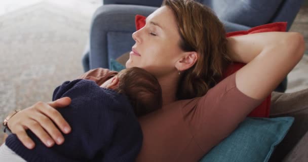 Yeni Doğmuş Bebekle Uyuyan Yorgun Beyaz Bir Annenin Videosu Annelik — Stok video