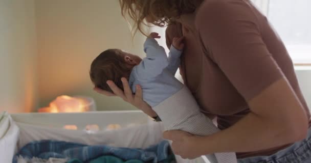 Видео Кавказская Мать Укладывает Спящего Новорожденного Ребенка Материнство Родительская Любовь — стоковое видео