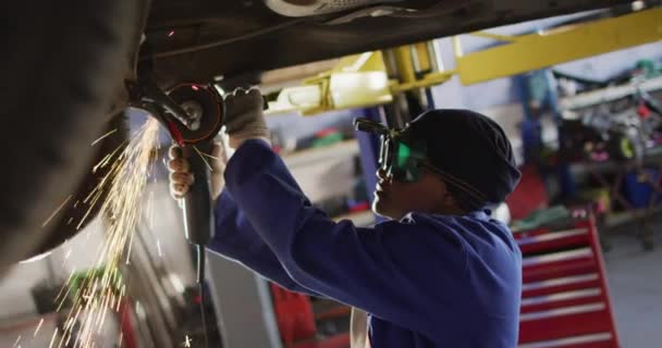 Wideo Afrykańskiej Amerykanki Mechanik Samochodowy Pomocą Szlifierki Praca Warsztacie Samochodowym — Wideo stockowe