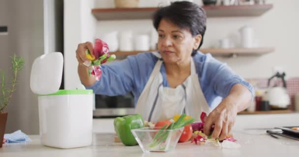 Asijská Starší Žena Dává Kůže Zeleniny Kompostu Kuchyni Životní Styl — Stock video