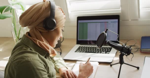 Video Van Biracial Vrouw Hijab Deelname Aan Online Interview Laptop — Stockvideo