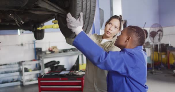 Nagranie Dwóch Różnych Kobiet Mechanika Koła Praca Warsztacie Samochodowym Prowadzenie — Wideo stockowe