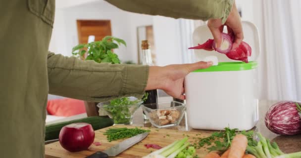Nagranie Rąk Dwurasowej Kobiety Przygotowującej Posiłek Styl Życia Gotowanie Spędzanie — Wideo stockowe