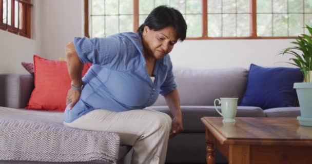 Aziatische Senior Vrouw Houdt Haar Rug Pijn Terwijl Opstaat Van — Stockvideo