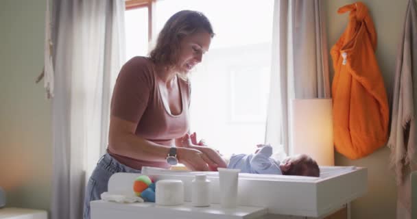 Відео Щасливої Білої Матері Змінює Новонароджену Дитину Материнство Батьківське Кохання — стокове відео