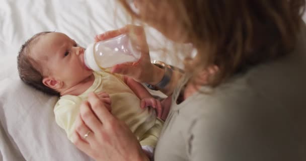 Відео Щасливої Білої Матері Годує Новонародженого Дитину Пляшкою Ліжку Материнство — стокове відео