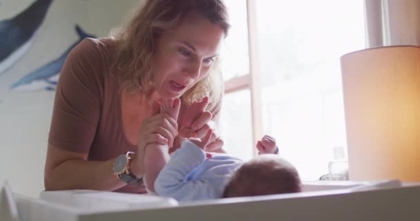 Відео Щасливої Білої Матері Змінює Новонароджену Дитину Материнство Батьківське Кохання — стокове відео