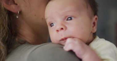 Kafkasyalı bir annenin yeni doğmuş bebeği kucağına alıp sarıldığı bir video. annelik, ebeveyn sevgisi ve yeni doğan bebek konseptiyle ilgilenmek dijital olarak üretilmiş video.