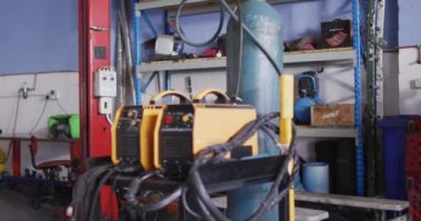 Araba tamir atölyesindeki çeşitli makine ve aletlerin videosu. Araba tamirhanesinde çalışmak ve küçük kadınsı iş konsepti yürütmek..