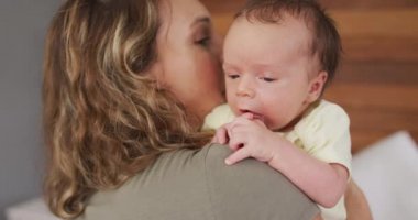 Kafkasyalı mutlu bir annenin yeni doğan bebeğe sarılmasının videosu. annelik, ebeveyn sevgisi ve yeni doğan bebek konseptiyle ilgilenmek dijital olarak üretilmiş video.