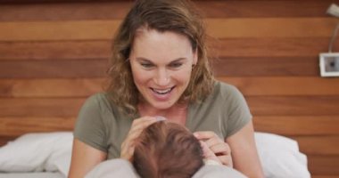 Kafkasyalı mutlu bir annenin yeni doğan bebeği şişeyle beslediği video. annelik, ebeveyn sevgisi ve yeni doğan bebek konseptiyle ilgilenmek dijital olarak üretilmiş video.