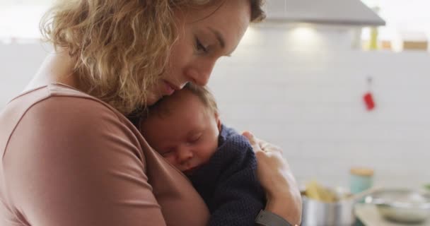 Video Madre Caucasica Con Neonato Marsupio Che Abbraccia Cucina Maternità — Video Stock