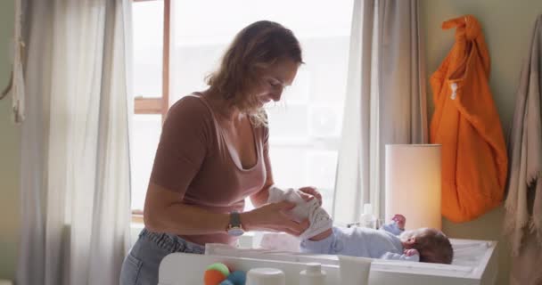 Yeni Doğan Bebeği Değiştiren Mutlu Beyaz Bir Annenin Videosu Annelik — Stok video